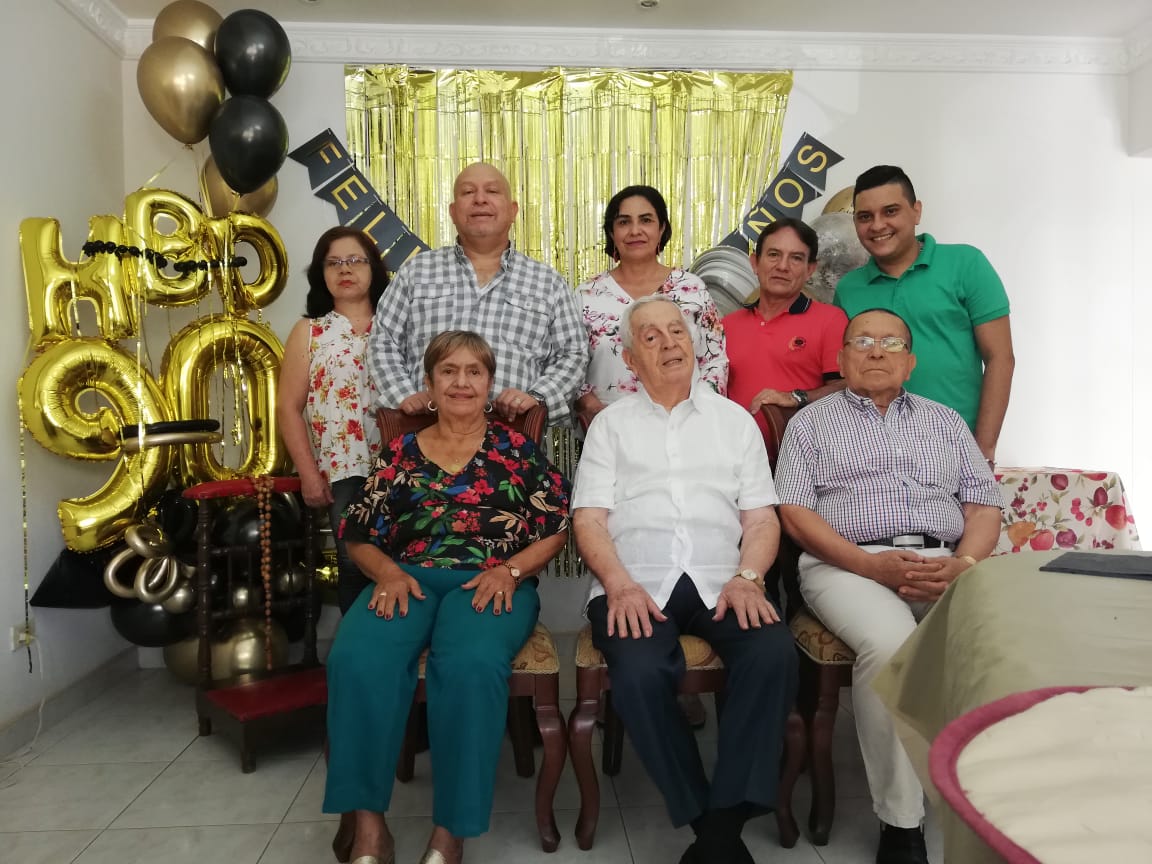 Olga de Cantillo el cumpleañero y Rafael Cantillo; atrás: María Brígida Ramírez, Padre Leonardo Navarro, Luz Marina Pama, Hernán Tavera y Miguel Ángel Silva Rojas Olga de Cantillo el cumpleañero y Rafael Cantillo; atrás: María Brígida Ramírez, Padre Leonardo Navarro, Luz Marina Pama, Hernán Tavera y Miguel Ángel Silva Rojas